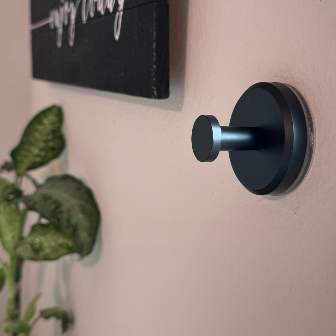 Ultra-adhesive suction hook, repositionable at will