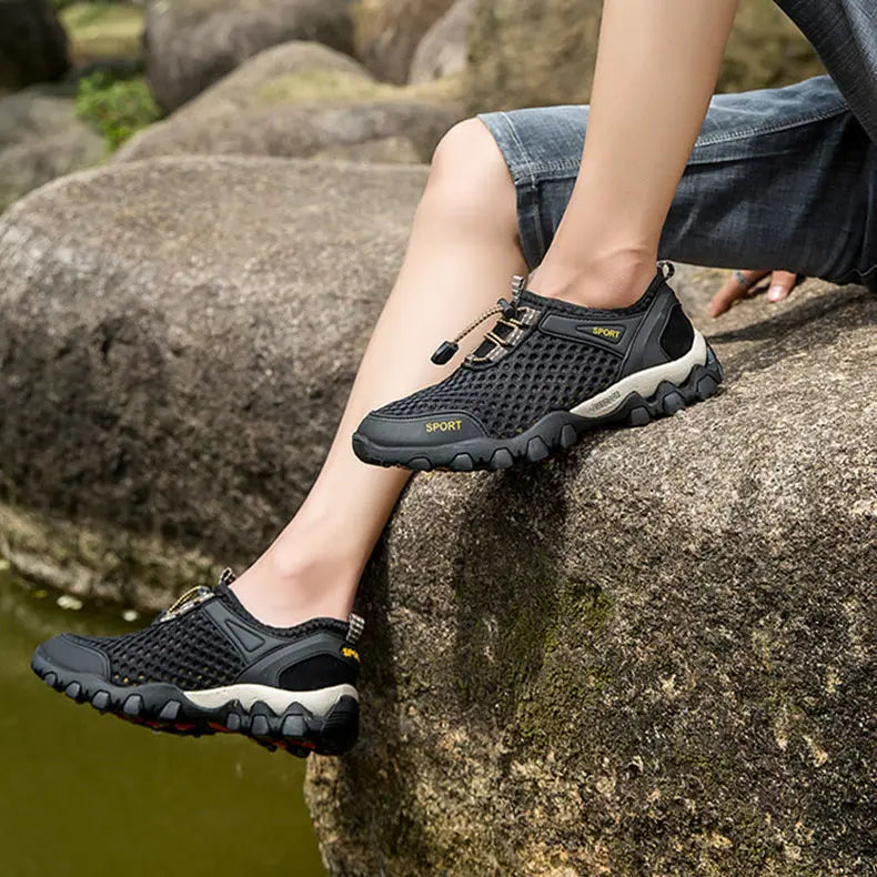 Orthopedic hiking shoes with quick-drying